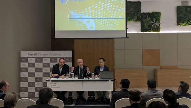 ep presentacion del proyecto de la mina de litio a los empresarios cacerenos