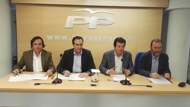 Rubén Ibáñez junto a José Ciscar, segundo por la derecha, este martes | PP ep ruben ibaneza jose ciscar segundola derecha este martes