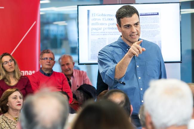 El secretario general del PSOE, Pedro Sánchez, en la asamblea abierta en Sevilla | EUROPA PRESS/JESÚS PRIETO ep secretario generalpsoe pedro sanchez enasamblea abiertasevilla