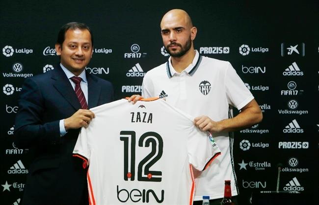 Simone Zaza, en su presentación, junto al consejeo Anil Murthy | LAZARO DE LA PENYA/VALENCIA CF ep simone zaza enpresentacion juntoconsejeo anil murthy