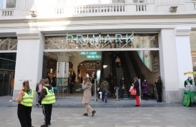 ep transeuntes pasan al lado del primark de gran via en madrid