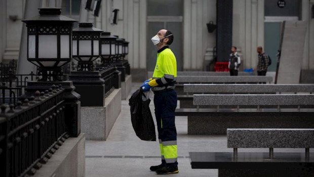 ep un trabajador de la limpieza trabaja protegido con una mascarilla durante el segundo dia ep un trabajador de la limpieza trabaja protegido con una mascarilla durante el segundo dia