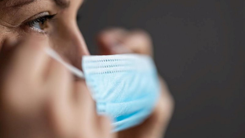 Una mujer se coloca una mascarilla | Iñaki Berasaluce - Europa Press ep una mujer se coloca una mascarilla
