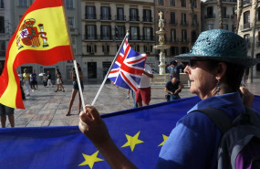 ep una mujer sujeta la bandera europea junto a la espanola y la britanica en la plaza de la