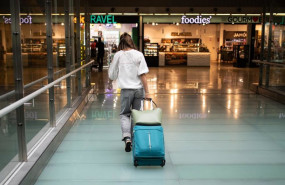 ep una persona camina por la t4 del aeropuerto adolfo suarez madrid barajas a 31 de agosto de 2025