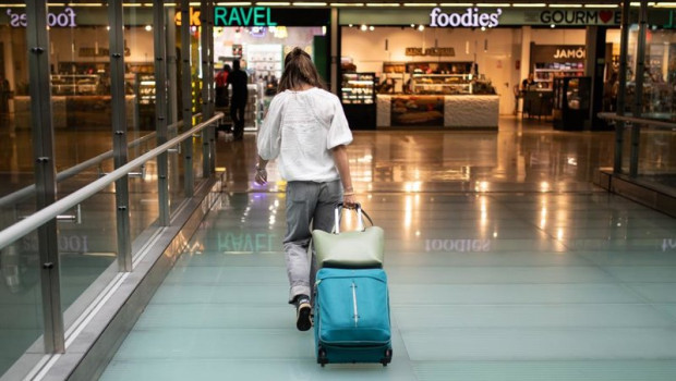 ep una persona camina por la t4 del aeropuerto adolfo suarez madrid barajas a 31 de agosto de 2025