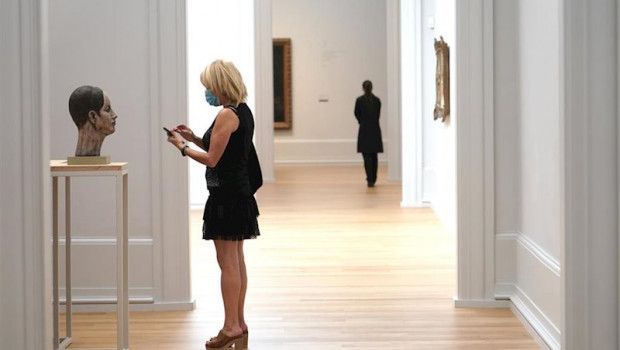 ep una visitante protegida con mascarilla le hace una foto con su telefono movil a una escultura el