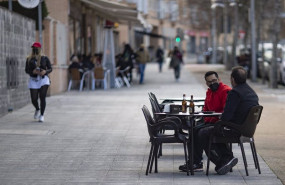 ep varios comensales disfrutan en una terraza