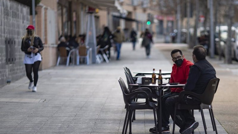 ep varios comensales disfrutan en una terraza