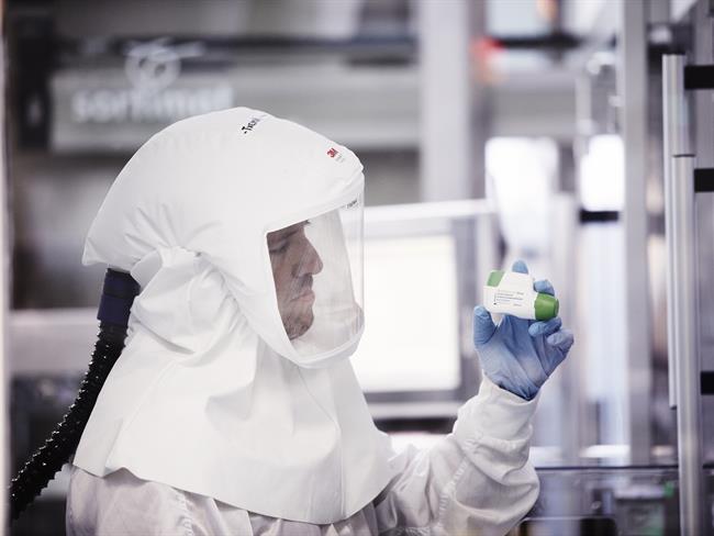 Un investigador de Almirall en uno de los laboratorios del grupo investigacion almirall