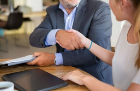 1615239211 reunion asesor legal maduro cliente joven coworking sosteniendo documentos dandose mano74855 10265