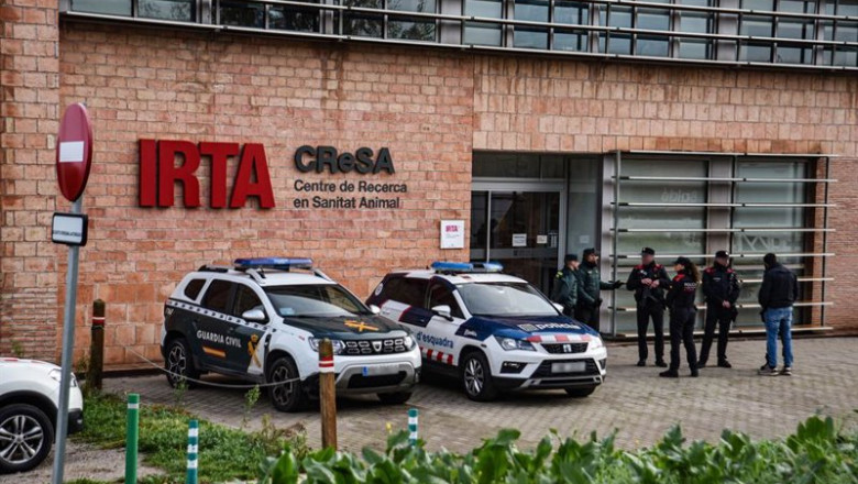 Agentes de la Guardia Civil y los Mossos d'Esquadra en el laboratorio del IRTA | Alberto Paredes - Europa Press ep agentes de la guardia civil y los mossos desquadra en el laboratorio del irta