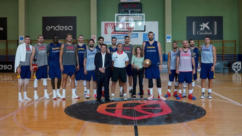 Andrea Levy posa con Sergio Scariolo y los internacionales de la selección española de baloncesto | @NPHOTO-ALBERTONEVADO/FEB ep andrea levy posasergio scariololos internacionalesla seleccion espanolabaloncesto