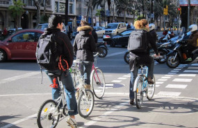 ep archivo   ciclistas en un carril bici de barcelona