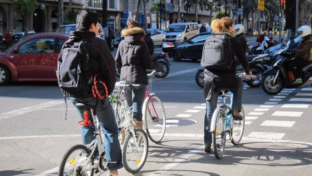 ep archivo   ciclistas en un carril bici de barcelona