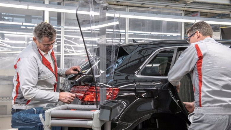 ep archivo   dos trabajadores en una planta de audi