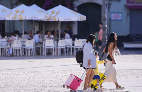 ep archivo   dos turistas arrastran sus maletas por la ciudad de cadiz archivo