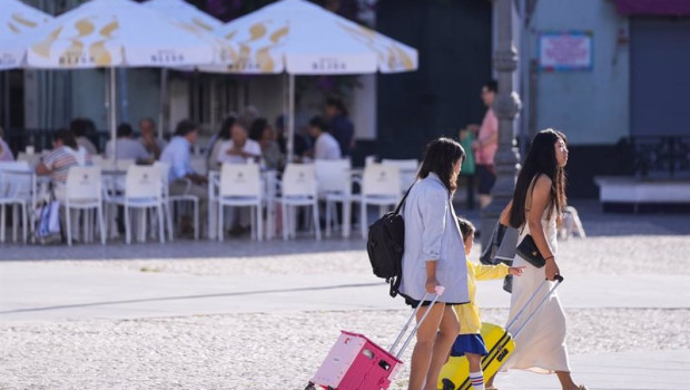 ep archivo   dos turistas arrastran sus maletas por la ciudad de cadiz archivo