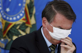 ep archivo   el presidente de brasil jair bolsonaro intenta ponerse una mascarilla