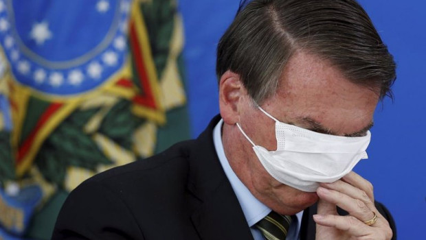 ep archivo   el presidente de brasil jair bolsonaro intenta ponerse una mascarilla
