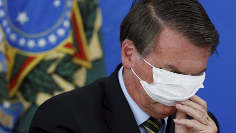 Archivo - El presidente de Brasil, Jair Bolsonaro, intenta ponerse una mascarilla | O GLOBO / ZUMA PRESS / CONTACTOPHOTO - Archivo ep archivo el presidente de brasil jair bolsonaro intenta ponerse una mascarilla