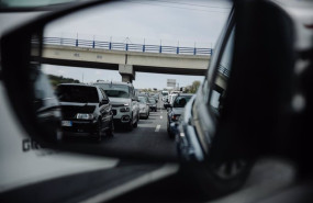 ep archivo   el retrovisor de un vehiculo refleja el trafico en la a 5 el dia en que arranca la