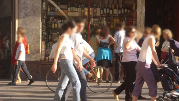 ep archivo gente paseando por la calle en vizcaya ep archivo gente paseando por la calle en vizcaya