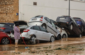 ep archivo   imagen de archivo de una mujer realizando labores de limpieza junto a vehiculos