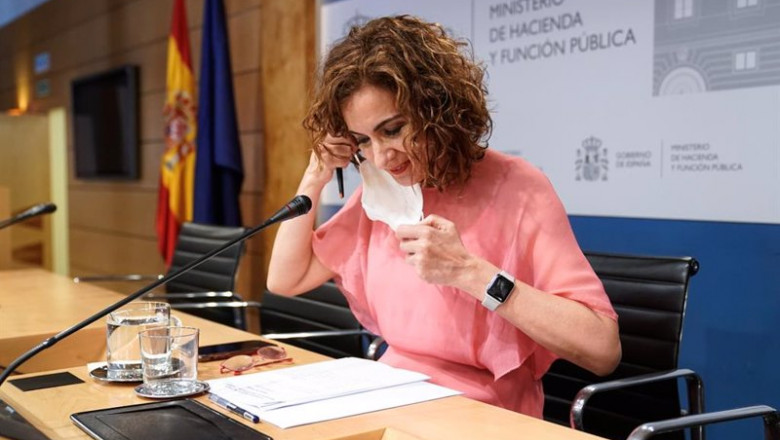 Archivo - La ministra de Hacienda y Función Pública, María Jesús Montero, se quita la mascarilla para ofrecer una rueda de prensa tras presidir la Conferencia Sectorial del Plan de Recuperación, Transformación y Resiliencia en la sede ministerial, a 2 de | A. Pérez Meca - Europa Press - Archivo ep archivo la ministra de hacienda y funcion publica maria jesus montero se quita la mascarilla