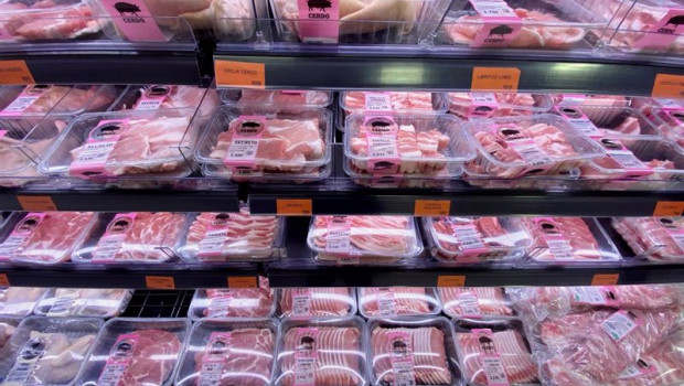ep archivo   neveras con carne envasada en la seccion de carniceria de un supermercado de madrid