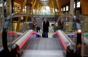 ep archivo   pasajero en el aeropuerto de barajas