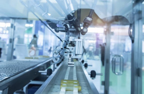 ep archivo robot industrial con transportador en una factoria de manufactura ep archivo robot industrial con transportador en una factoria de manufactura