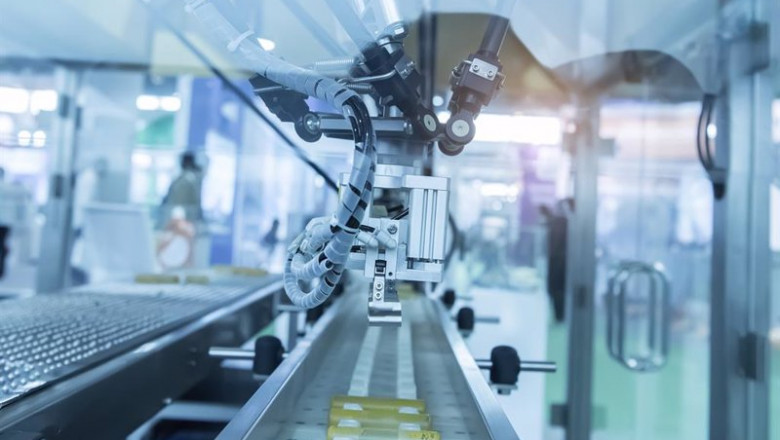 CTA - Archivo ep archivo robot industrial con transportador en una factoria de manufactura