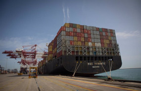 ep archivo   un buque en el muelle de descarga del puerto de barcelona