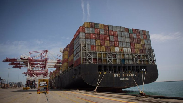 ep archivo   un buque en el muelle de descarga del puerto de barcelona