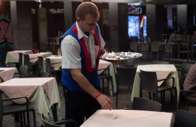 ep archivo   un camarero trabajando en una terraza de madrid 20260406093004