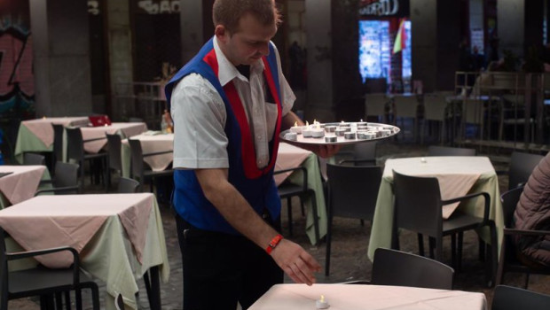 ep archivo   un camarero trabajando en una terraza de madrid 20260406093004