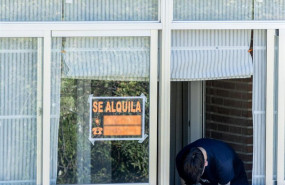 ep archivo un cartel que anuncia el alquiler de una vivienda ep archivo un cartel que anuncia el alquiler de una vivienda