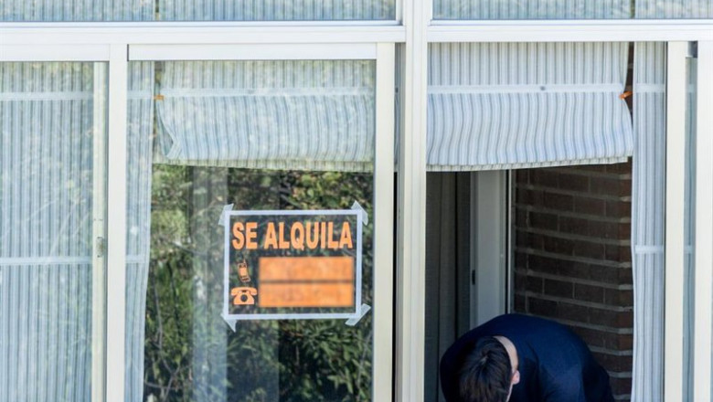 Ricardo Rubio - Europa Press - Archivo ep archivo un cartel que anuncia el alquiler de una vivienda