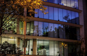 ep archivo   un edificio de oficinas con las luces encendidas