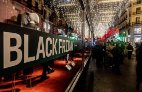 ep archivo   un escaparate con ofertas por el black friday que se celebra cada ano en noviembre