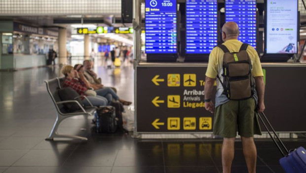 ep archivo un hombre mira un panel de llegadas y salidas en el aeropuerto josep tarradellas ep archivo un hombre mira un panel de llegadas y salidas en el aeropuerto josep tarradellas