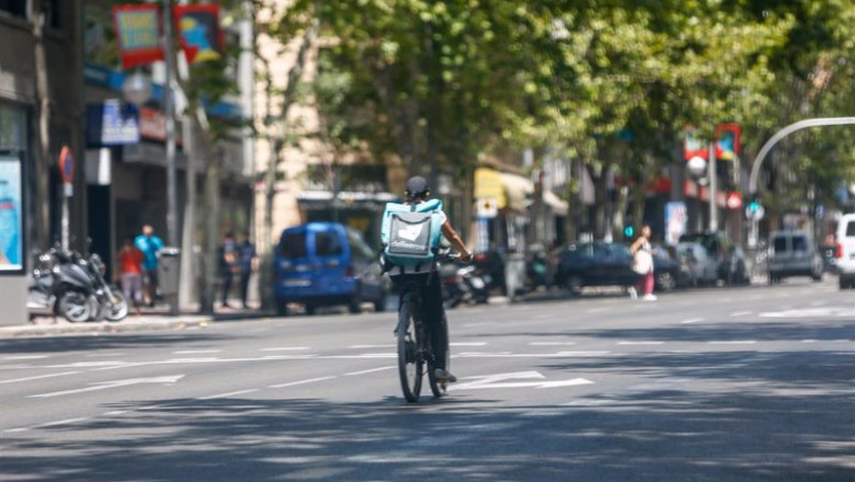 ep archivo un rider de la compania de comida a domicilio deliveroo circula con su bicicleta por ep archivo un rider de la compania de comida a domicilio deliveroo circula con su bicicleta por