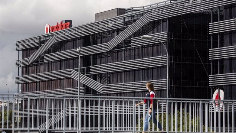 ep archivo una persona camina al lado de la sede de vodafone en madrid el dia en el que la ep archivo una persona camina al lado de la sede de vodafone en madrid el dia en el que la