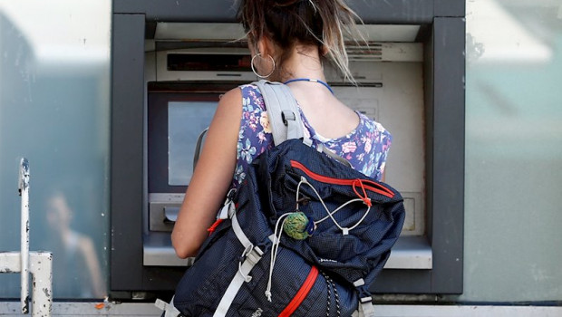 ep argentina establece un minimo de 212 euros de extraccion diaria en cajeros automaticos