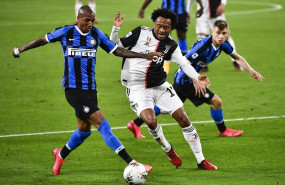 ep ashley young y cuadrado pugnan por ujn balon en el juventus-inter de la serie a 2019-2020