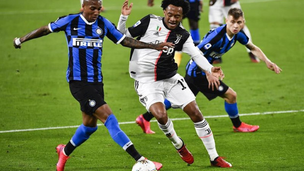 ep ashley young y cuadrado pugnan por ujn balon en el juventus-inter de la serie a 2019-2020