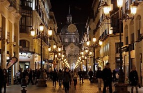 ep calle iluminada farolas gente andandola noche