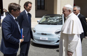 ep de izquierda a derecha olivier franois john elkann el papa francisco y carlos tavares