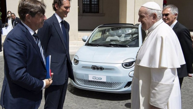 ep de izquierda a derecha olivier franois john elkann el papa francisco y carlos tavares